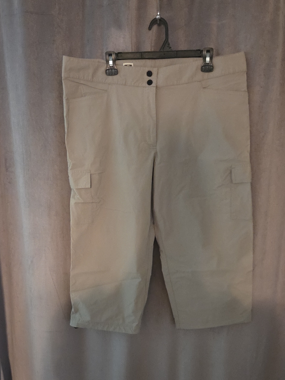 Tilley Size 18 Relaxed Bermuda Cargo Shorts in Light Khaki